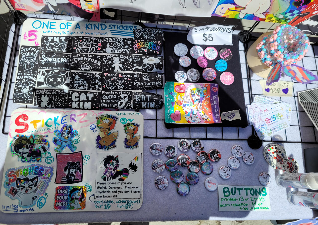 Stickers, Buttons